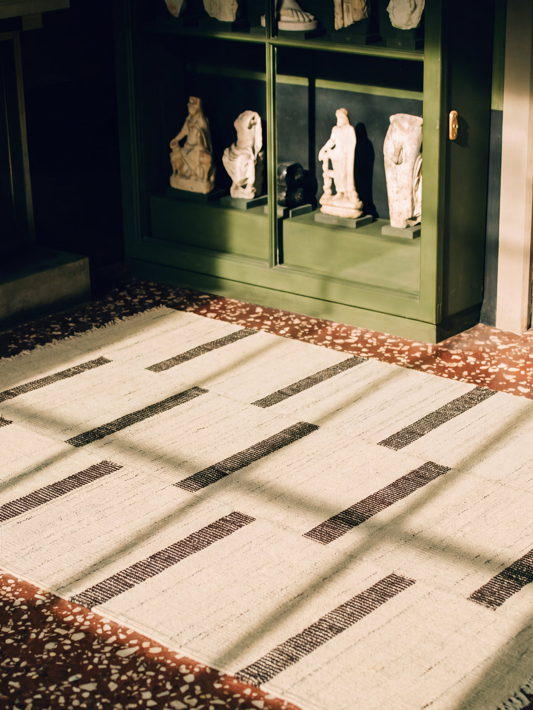 Oasis %100 Yün El Emeği ile Üretilen Kilim IVORY ESPRESSO oda görünümü